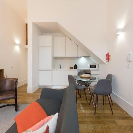 Lovelystay - Cozy Duplex With Patio Right Off Train&Metro Station Porto Exterior photo