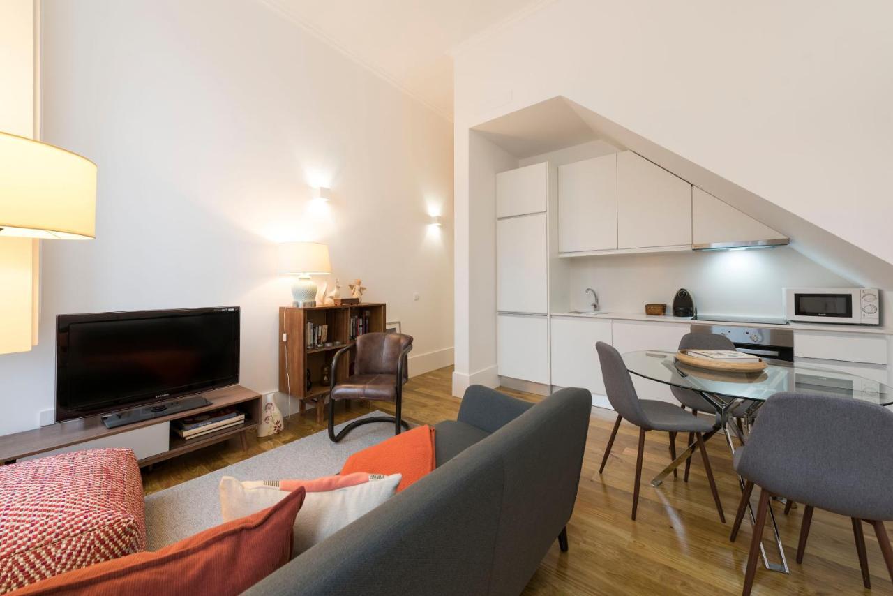 Lovelystay - Cozy Duplex With Patio Right Off Train&Metro Station Porto Exterior photo