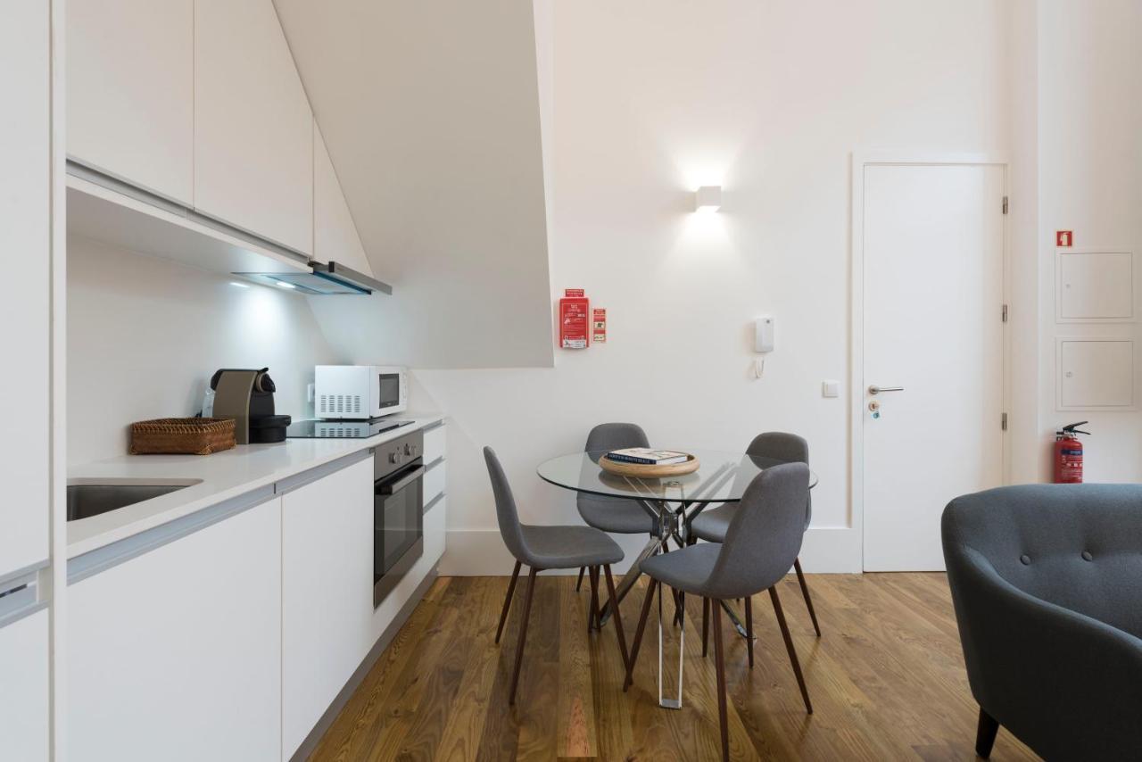 Lovelystay - Cozy Duplex With Patio Right Off Train&Metro Station Porto Exterior photo