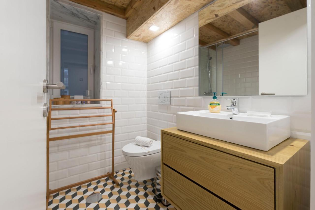 Lovelystay - Cozy Duplex With Patio Right Off Train&Metro Station Porto Exterior photo