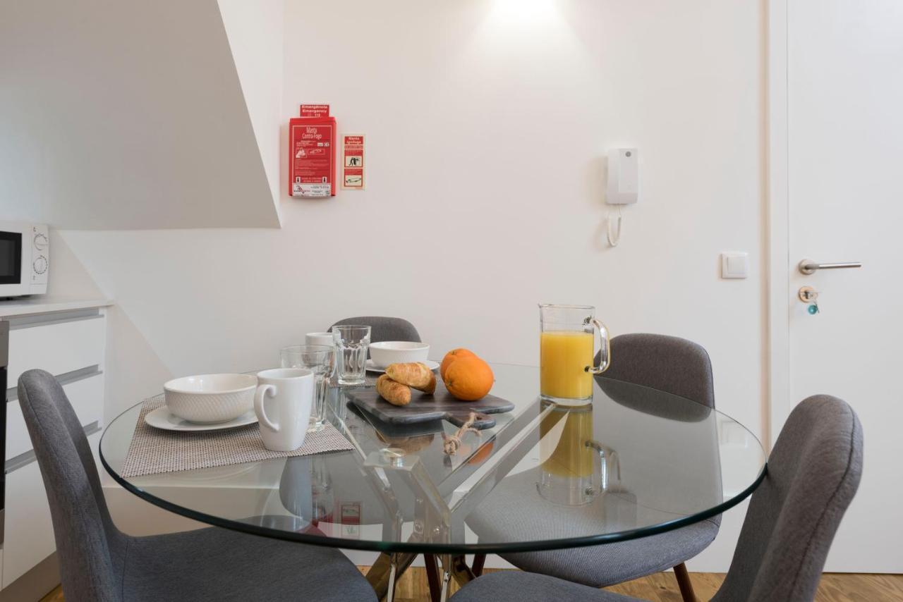 Lovelystay - Cozy Duplex With Patio Right Off Train&Metro Station Porto Exterior photo