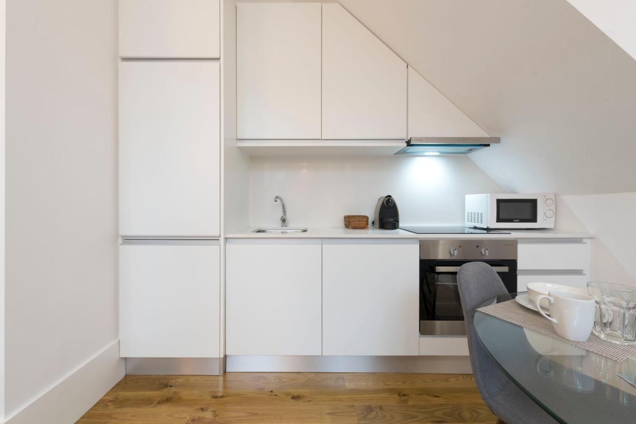 Lovelystay - Cozy Duplex With Patio Right Off Train&Metro Station Porto Exterior photo