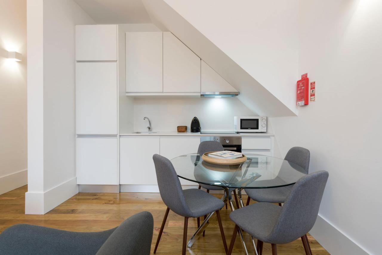 Lovelystay - Cozy Duplex With Patio Right Off Train&Metro Station Porto Exterior photo